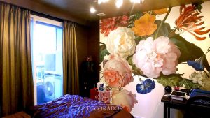 寝室に大胆な花柄の壁紙